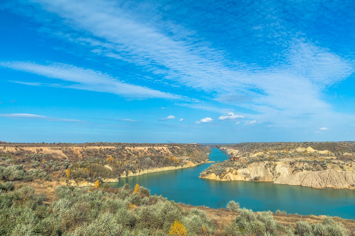 Штольни, затерянный дворец и бирюзовый карьер. Нетипичные локации Кировоградщины для первого путешествия по региону