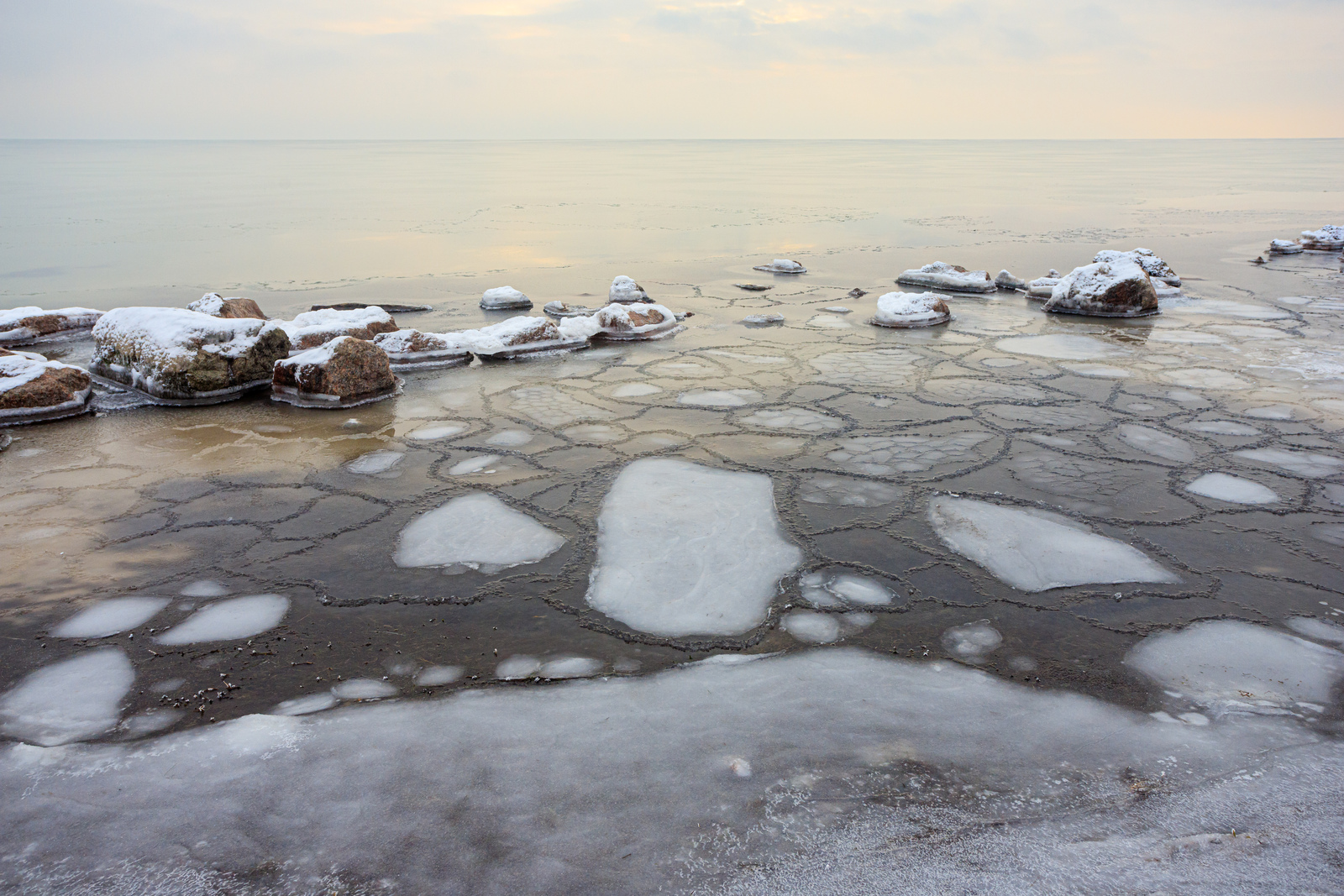 Коралловые пейзажи. В сети появились удивительные зимние фото Розового озера на Арабатке