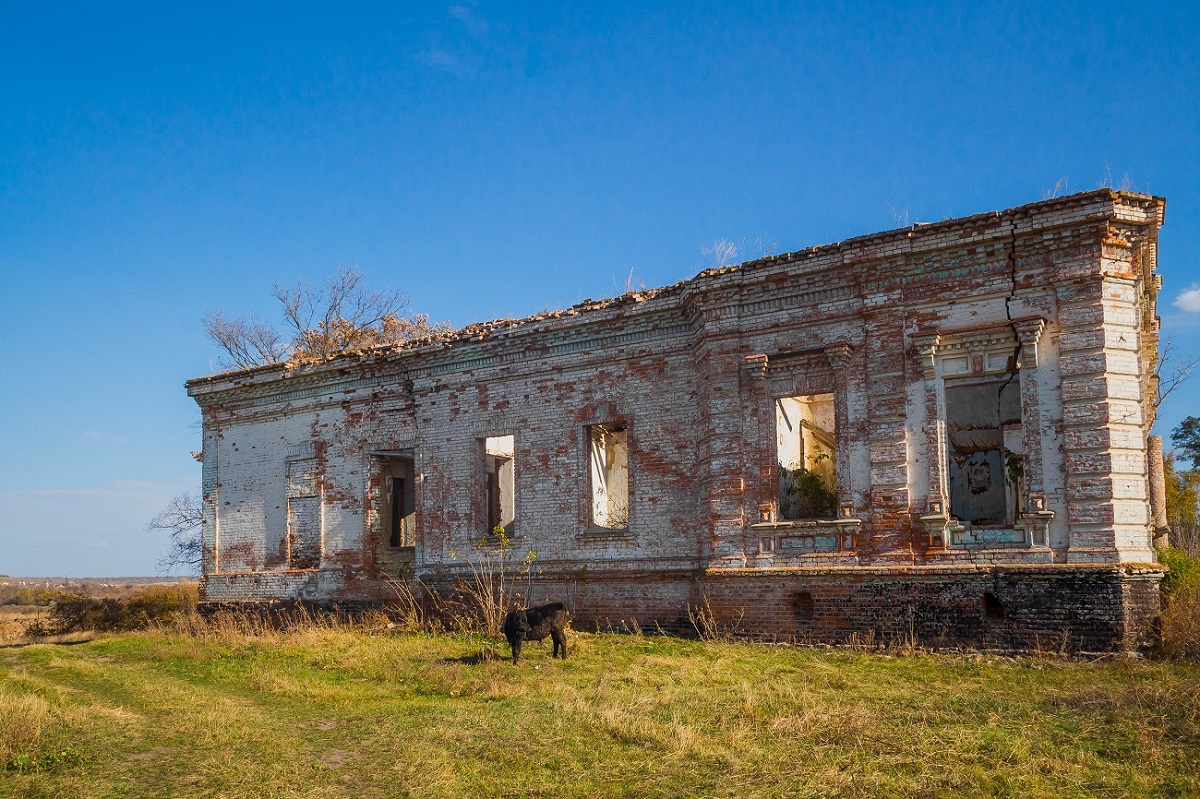 Штольни, затерянный дворец и бирюзовый карьер. Нетипичные локации Кировоградщины для первого путешествия по региону