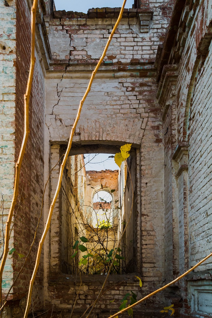 Штольни, затерянный дворец и бирюзовый карьер. Нетипичные локации Кировоградщины для первого путешествия по региону