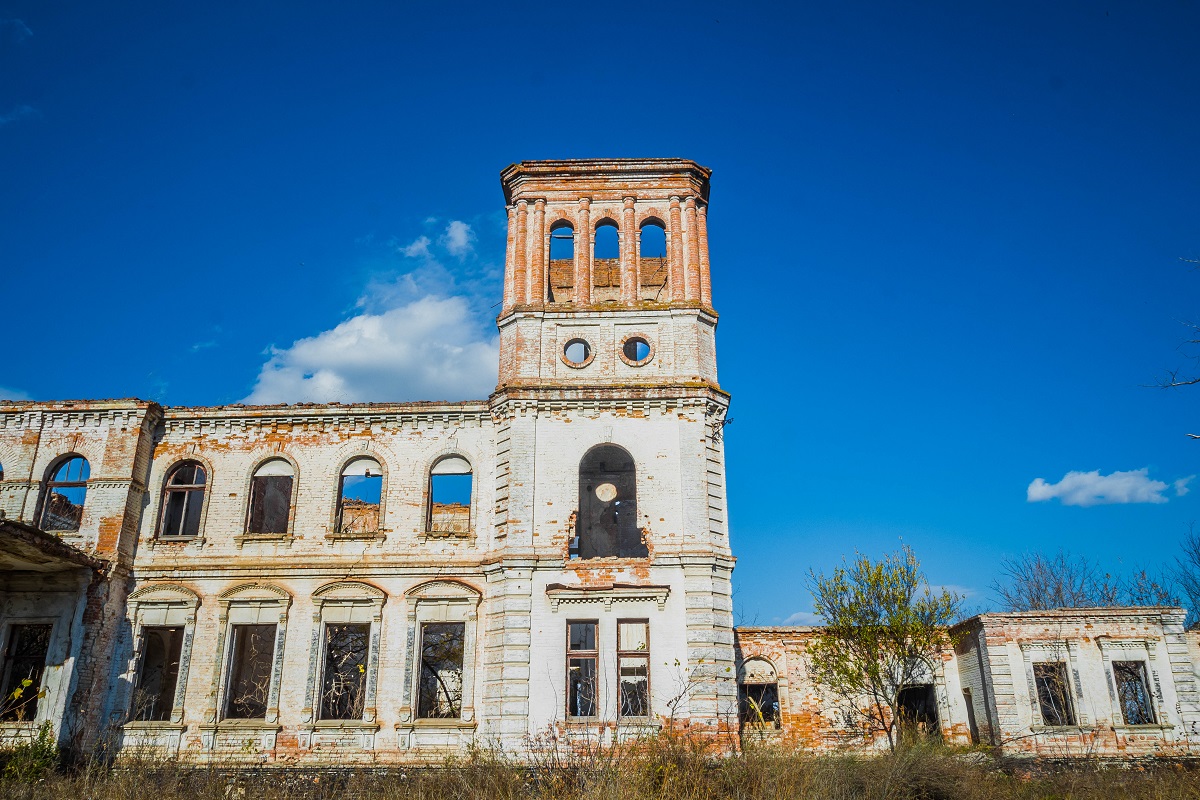 Штольни, затерянный дворец и бирюзовый карьер. Нетипичные локации Кировоградщины для первого путешествия по региону