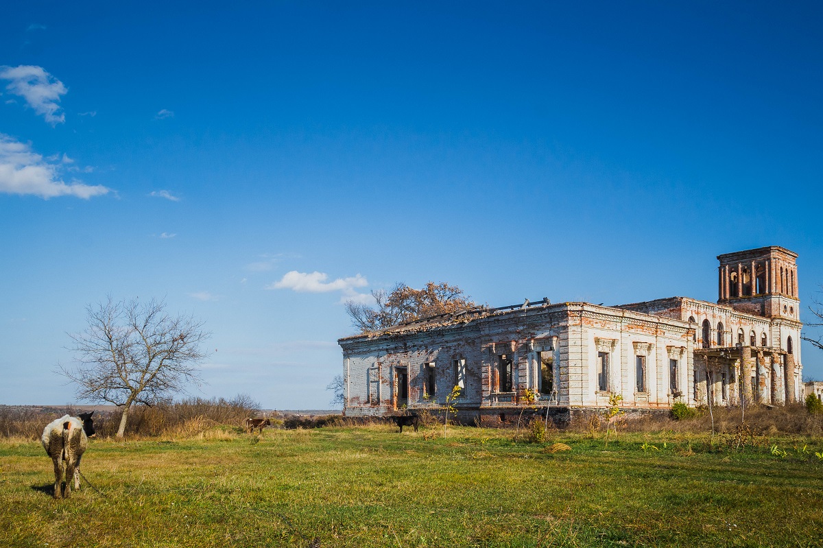 Штольни, затерянный дворец и бирюзовый карьер. Нетипичные локации Кировоградщины для первого путешествия по региону