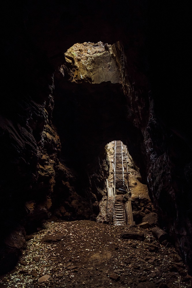 Штольни, затерянный дворец и бирюзовый карьер. Нетипичные локации Кировоградщины для первого путешествия по региону