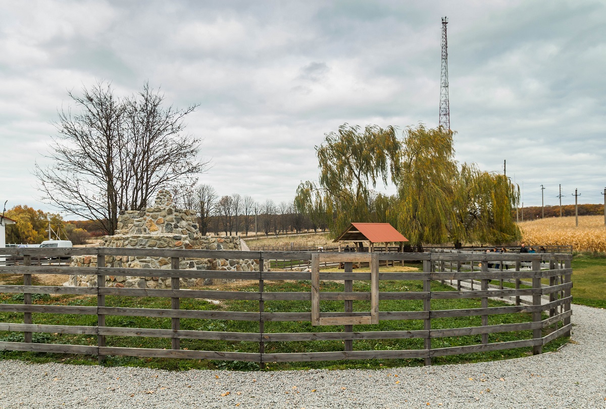 Штольни, затерянный дворец и бирюзовый карьер. Нетипичные локации Кировоградщины для первого путешествия по региону