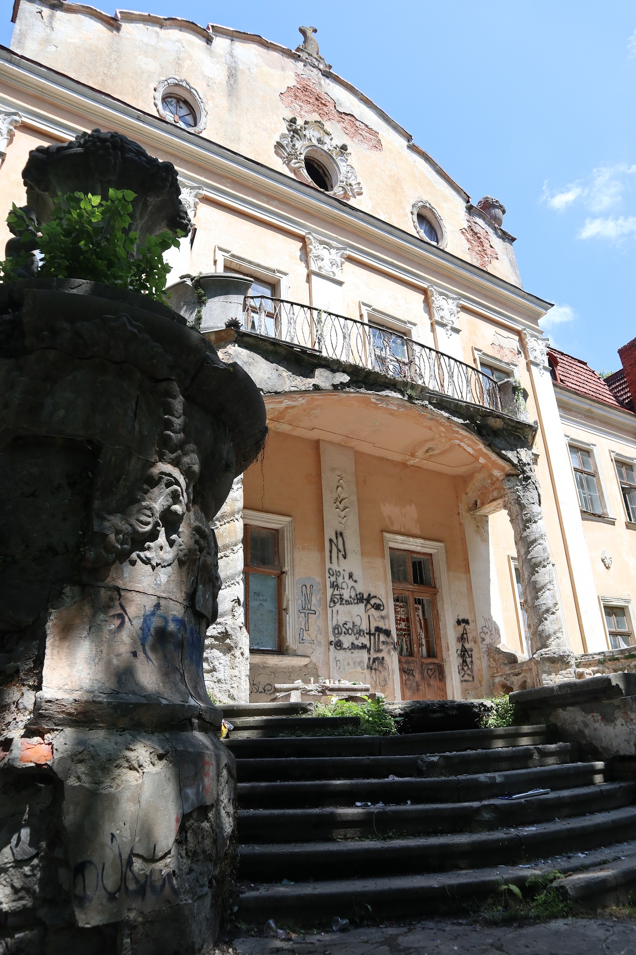 Під владою природи. Вражаючий маршрут по забутих палацах та костелах західної України