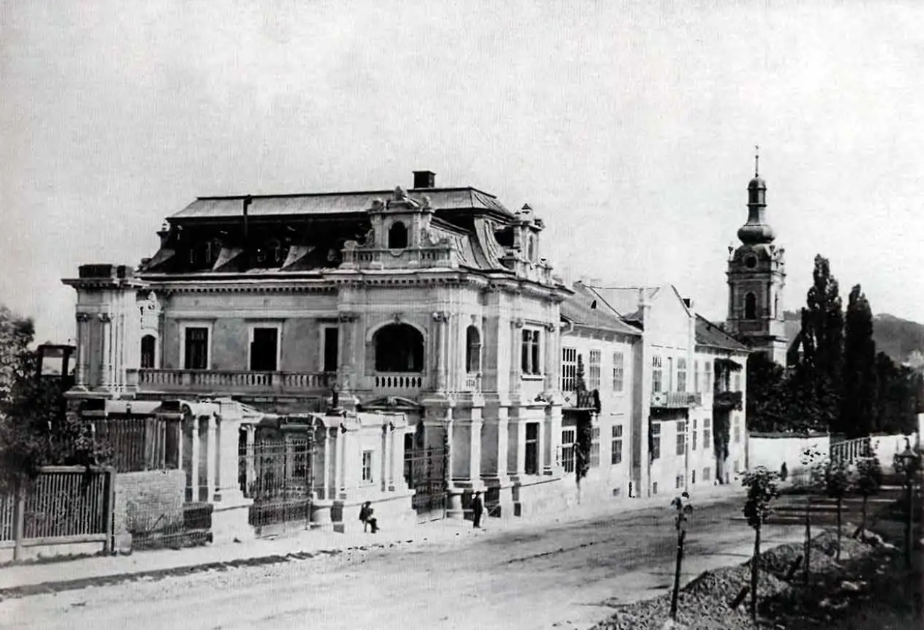 Таємниці палацу Сапігів: що приховує старовинна будівля французького бароко у самому центрі Львова