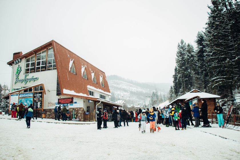 Панорамные коттеджи и маршруты-квесты: какие новые развлечения и цены ждут туристов на горнолыжном курорте Славское