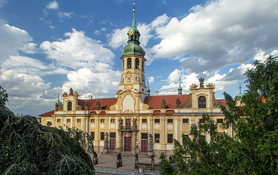 Віндзор, каплиця з людських кісток та таємничі печери: 7 місць у Чехії, які вразять у саме серденько