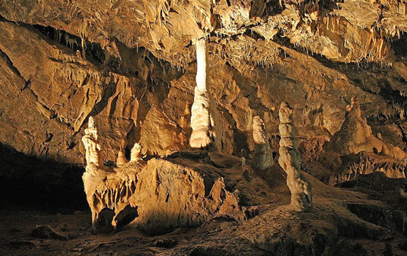 Віндзор, каплиця з людських кісток та таємничі печери: 7 місць у Чехії, які вразять у саме серденько