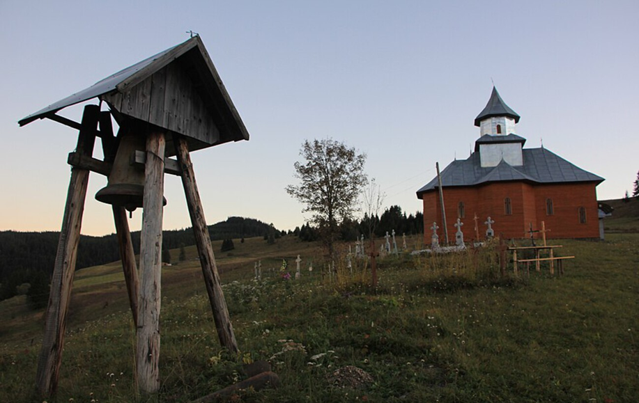 Секретна станція, фестивалі та корови "з гонором": як живуть у найважкодоступнішому селі України