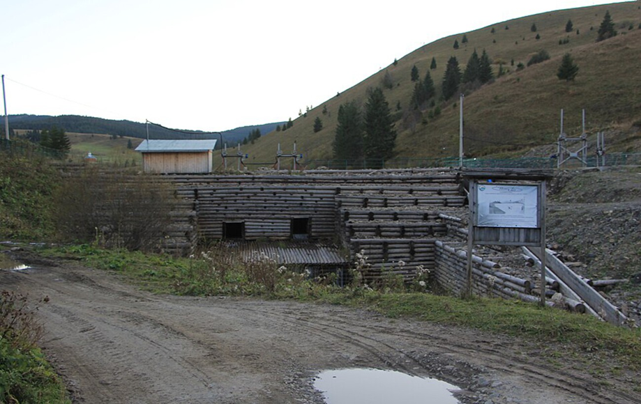 Секретна станція, фестивалі та корови "з гонором": як живуть у найважкодоступнішому селі України