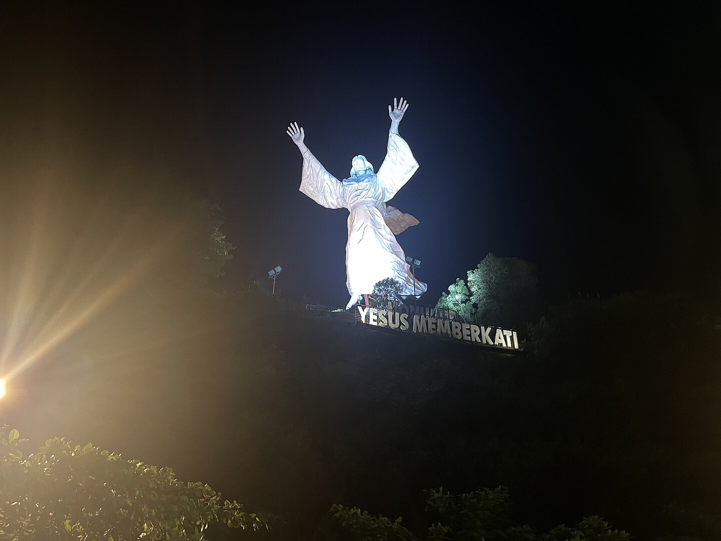 Від Польщі до В'єтнаму: 7 гігантських статуй Ісуса, які варто побачити