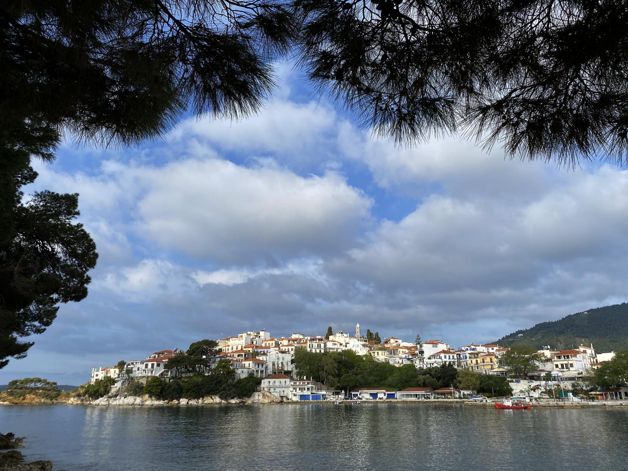 Догнать лето в октябре: самые теплые курорты у моря для отдыха украинцев