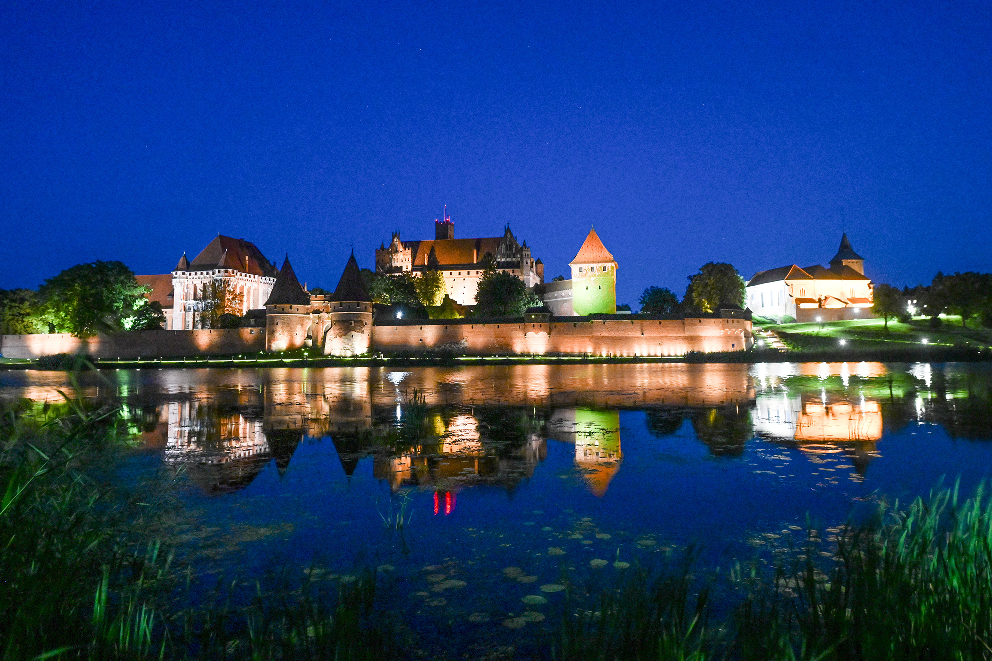 Гігант з цегли, де жили хрестоносці: де знаходиться та чим вабить туристів найбільший замок планети