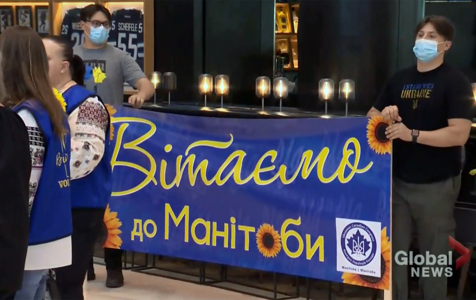 Встречали аплодисментами. В Канаду прибыл первый рейс с украинскими беженцами