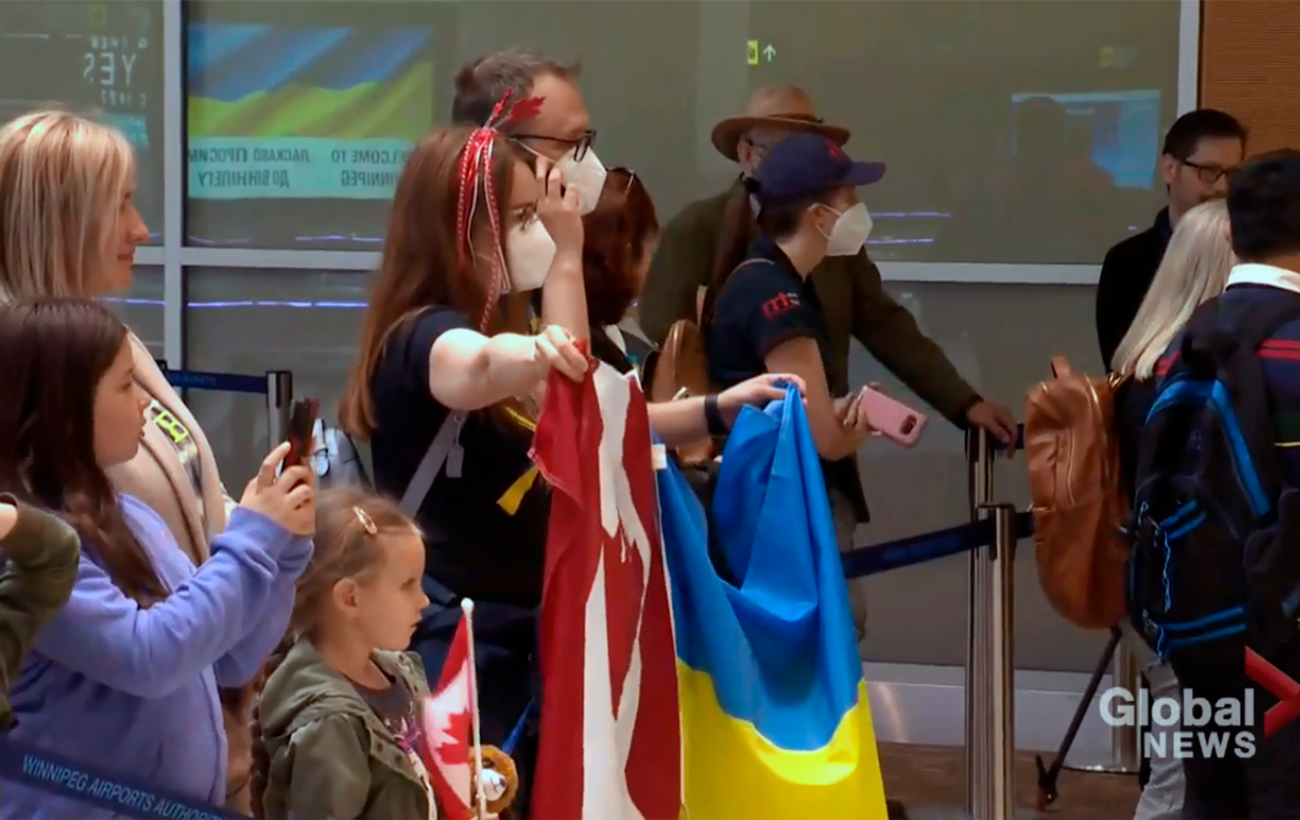Встречали аплодисментами. В Канаду прибыл первый рейс с украинскими беженцами