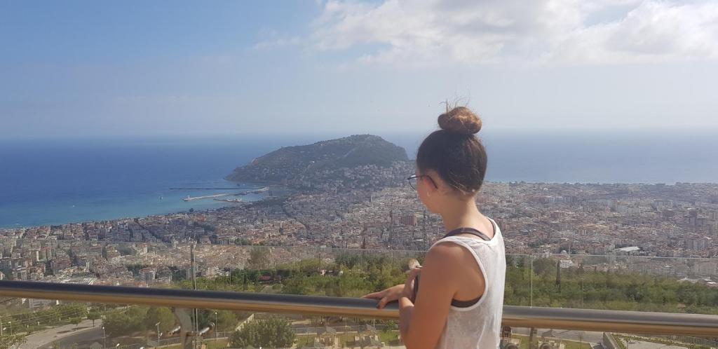 60 тысяч туристов в день: на курортах Анталии продолжается рекордный наплыв отдыхающих