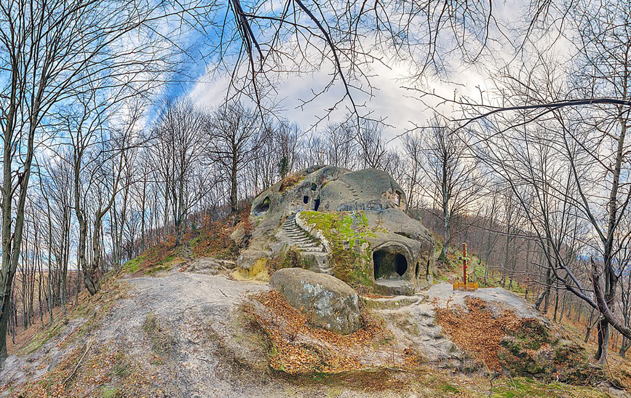 Монастир у скелі без куполів: чому варто побачити це містичне місце у Львівській області