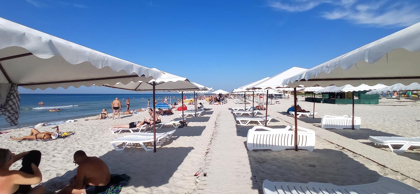 Чистое море и жилье за 70 гривен: в Лазурном на Черном море разобрали большинство мест в отелях