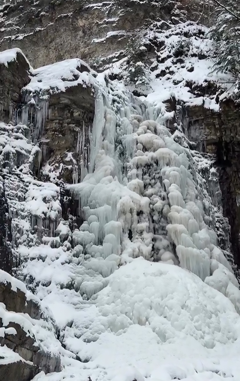 Застигла магія Карпат: Манявський водоспад перетворився на гігантську крижану брилу
