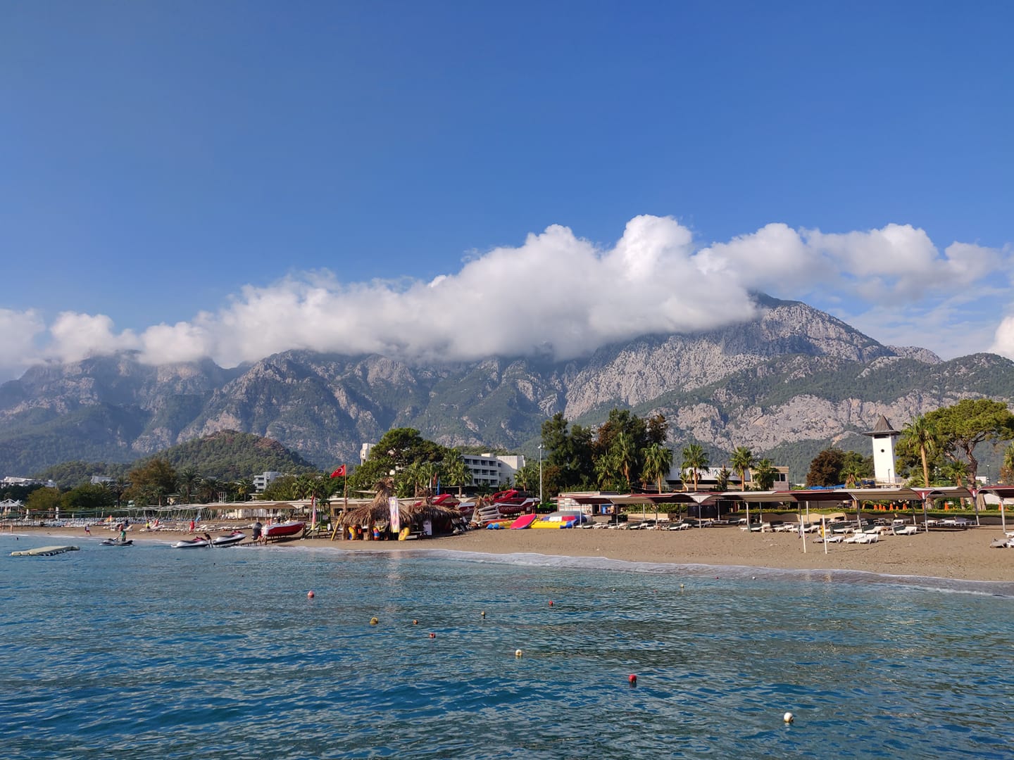 Торнадо, шторм і повені: туристів попередили про загрозиві явища на курортах Туреччини та Єгипту