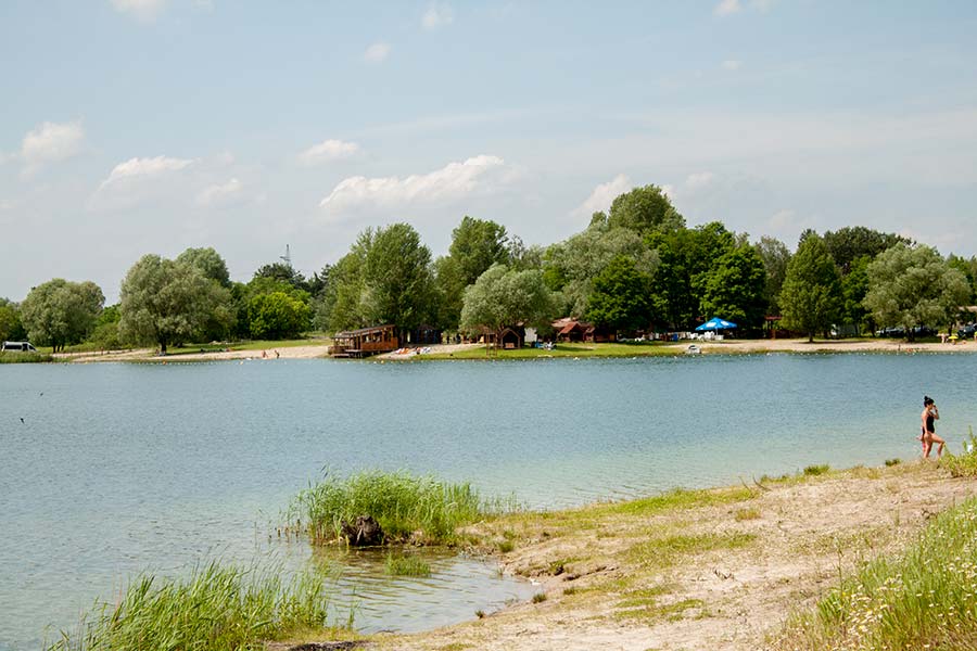Сбежать из Киева на уикенд: &quot;секретное&quot; озеро с чистыми пляжами возле столицы для летнего релакса