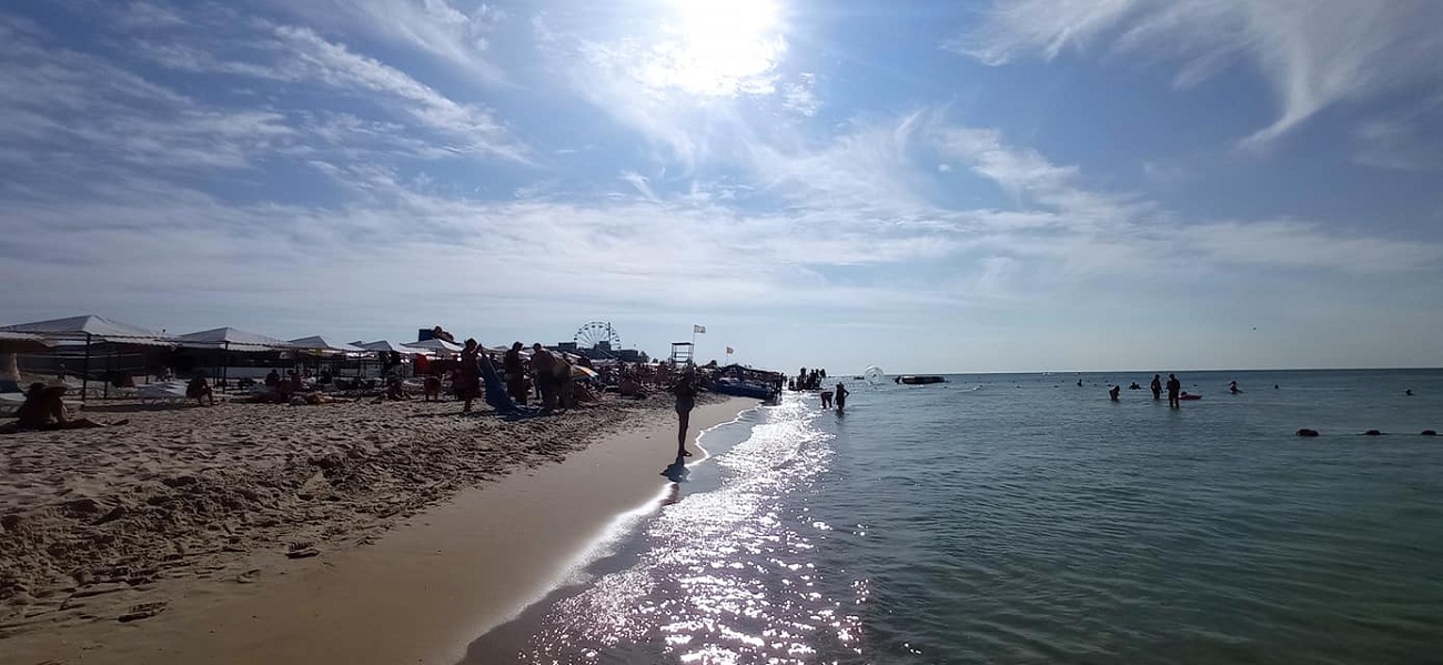 Чистое море и жилье за 70 гривен: в Лазурном на Черном море разобрали большинство мест в отелях