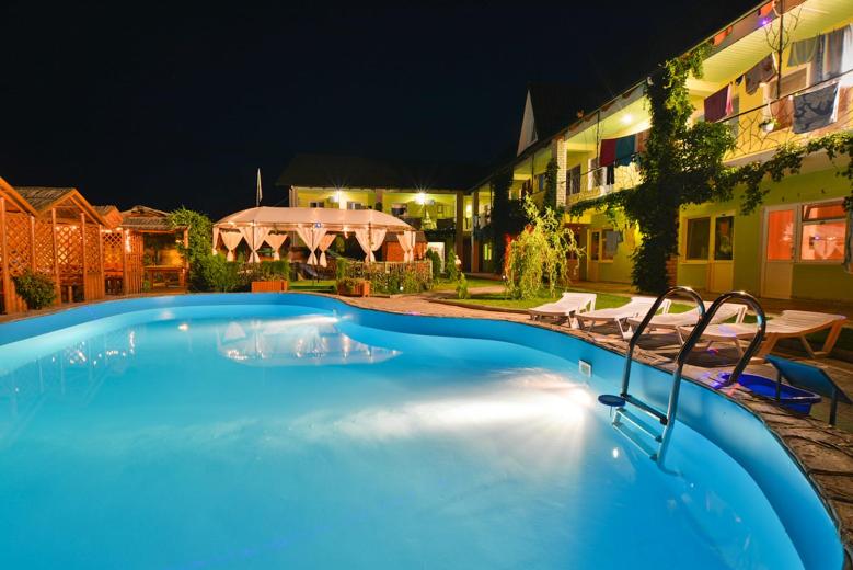 Чистое море и жилье за 70 гривен: в Лазурном на Черном море разобрали большинство мест в отелях