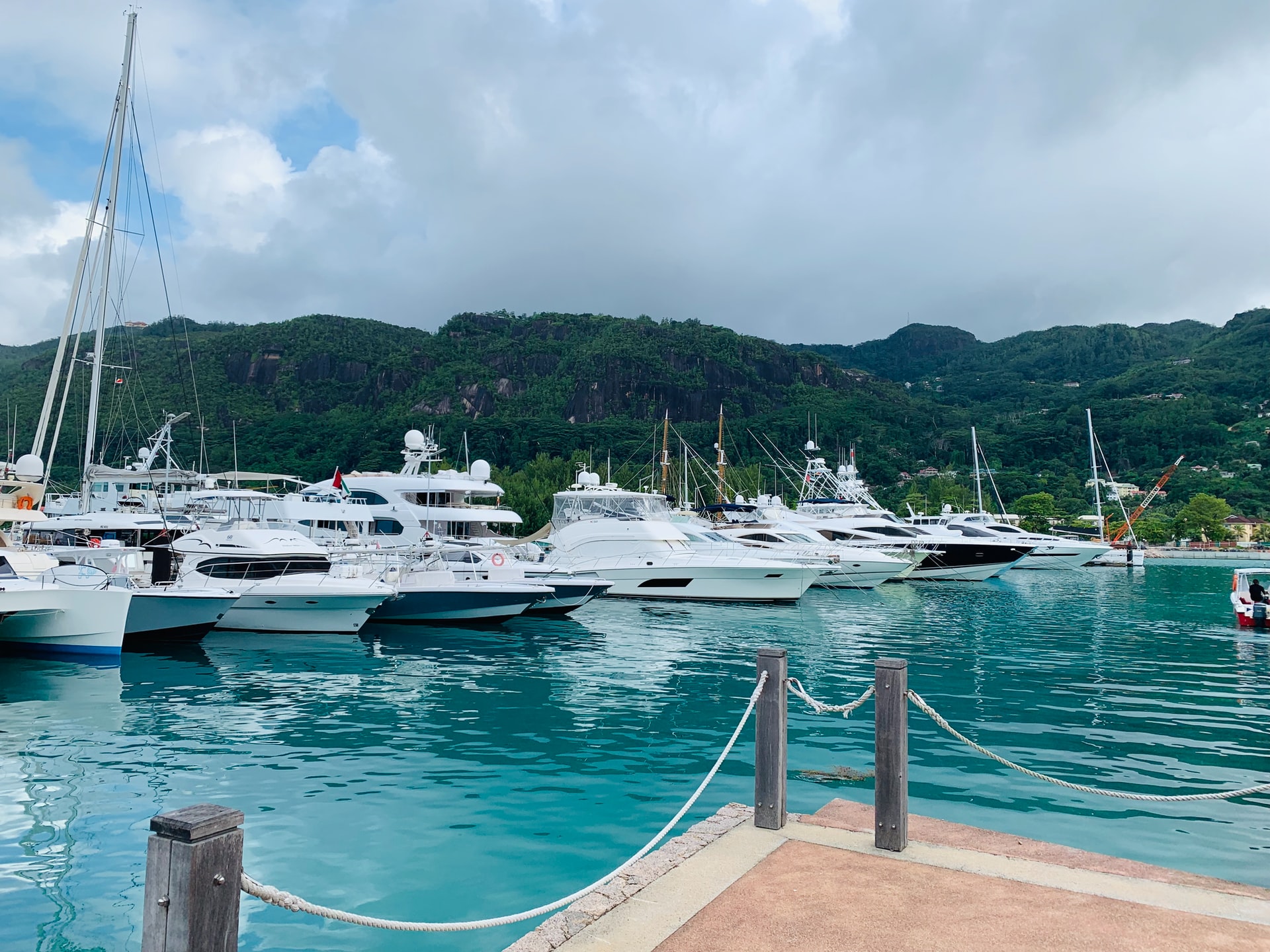 "Романтика и невероятные впечатления": самые красивые локации Средиземноморья для туров на яхтах в бархатный сезон