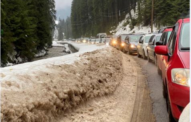 Навала туристів. На Закарпатті фіксують кілометрові затори до популярної локації