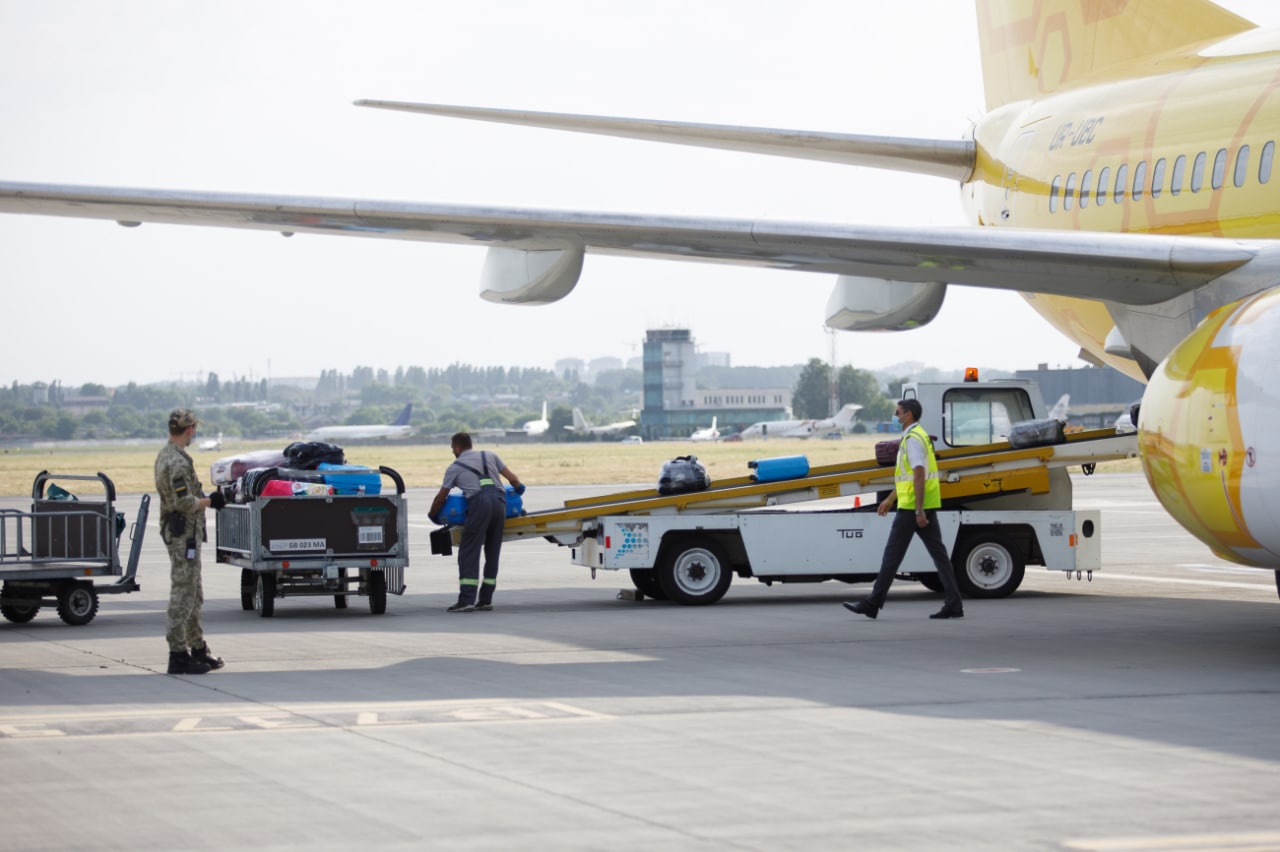 Сімнадцять валіз на хвилину. Туристам розповіли, чому багаж в аеропорту доводиться довго чекати