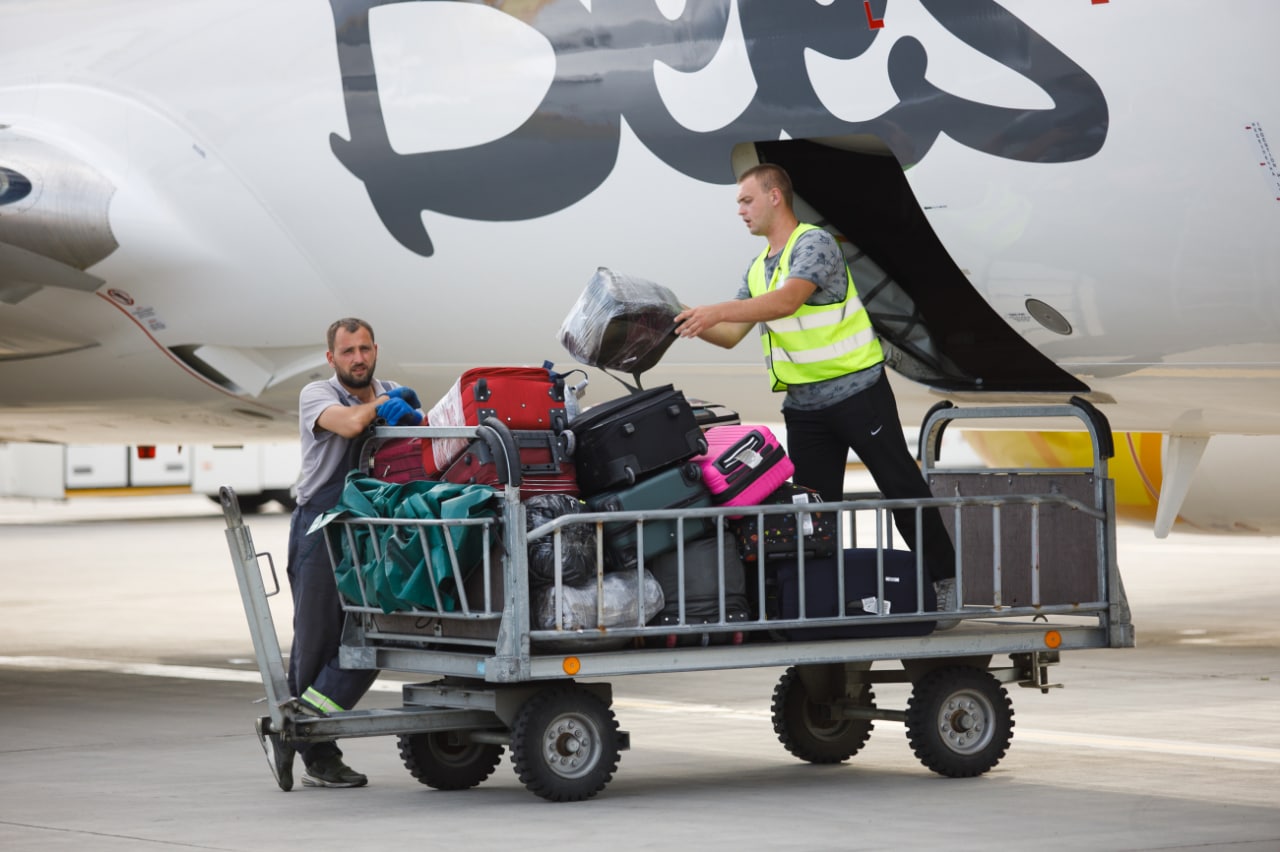 Сімнадцять валіз на хвилину. Туристам розповіли, чому багаж в аеропорту доводиться довго чекати