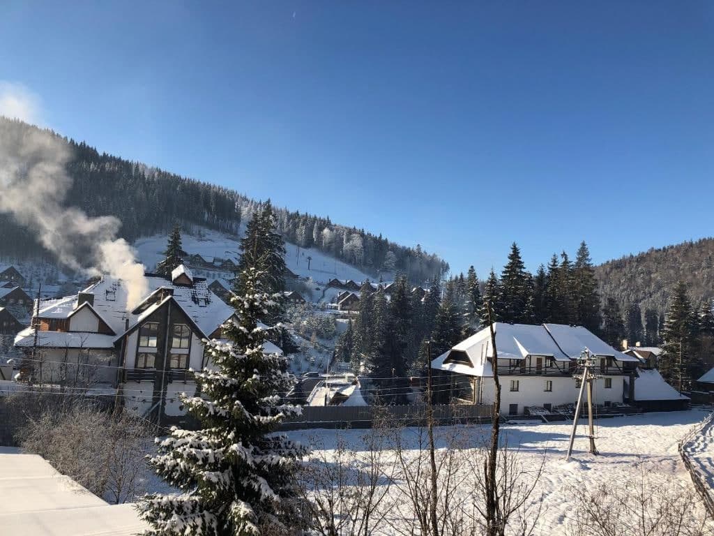 Повне завантаження готелів та нові правила. Як працюватимуть гірськолижні курорти України цього сезону