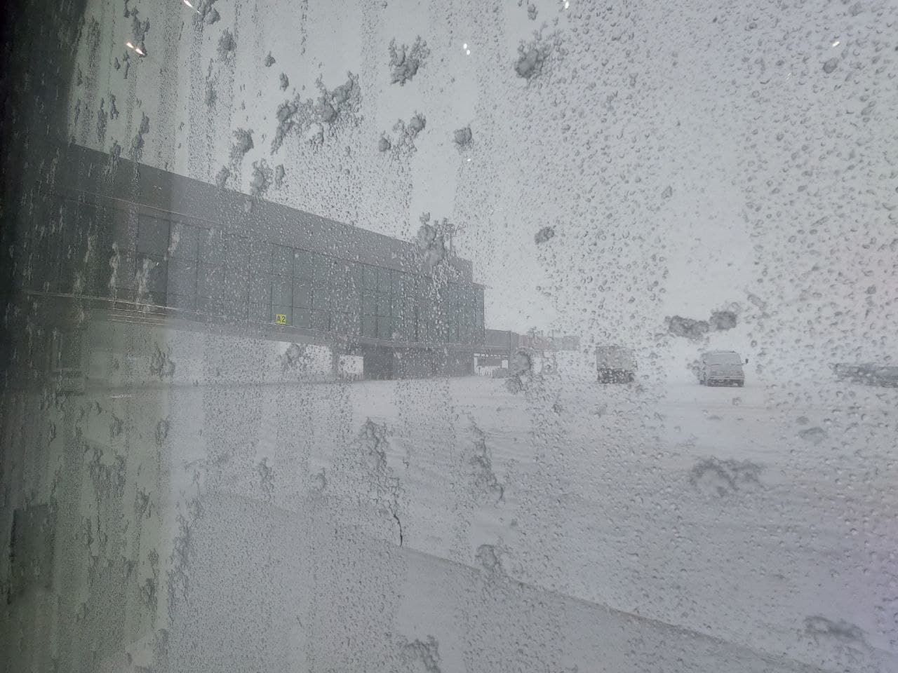 "Перекрили дороги, закрили автовокзали". В аеропорту Стамбула скасовують всі рейси: подробиці