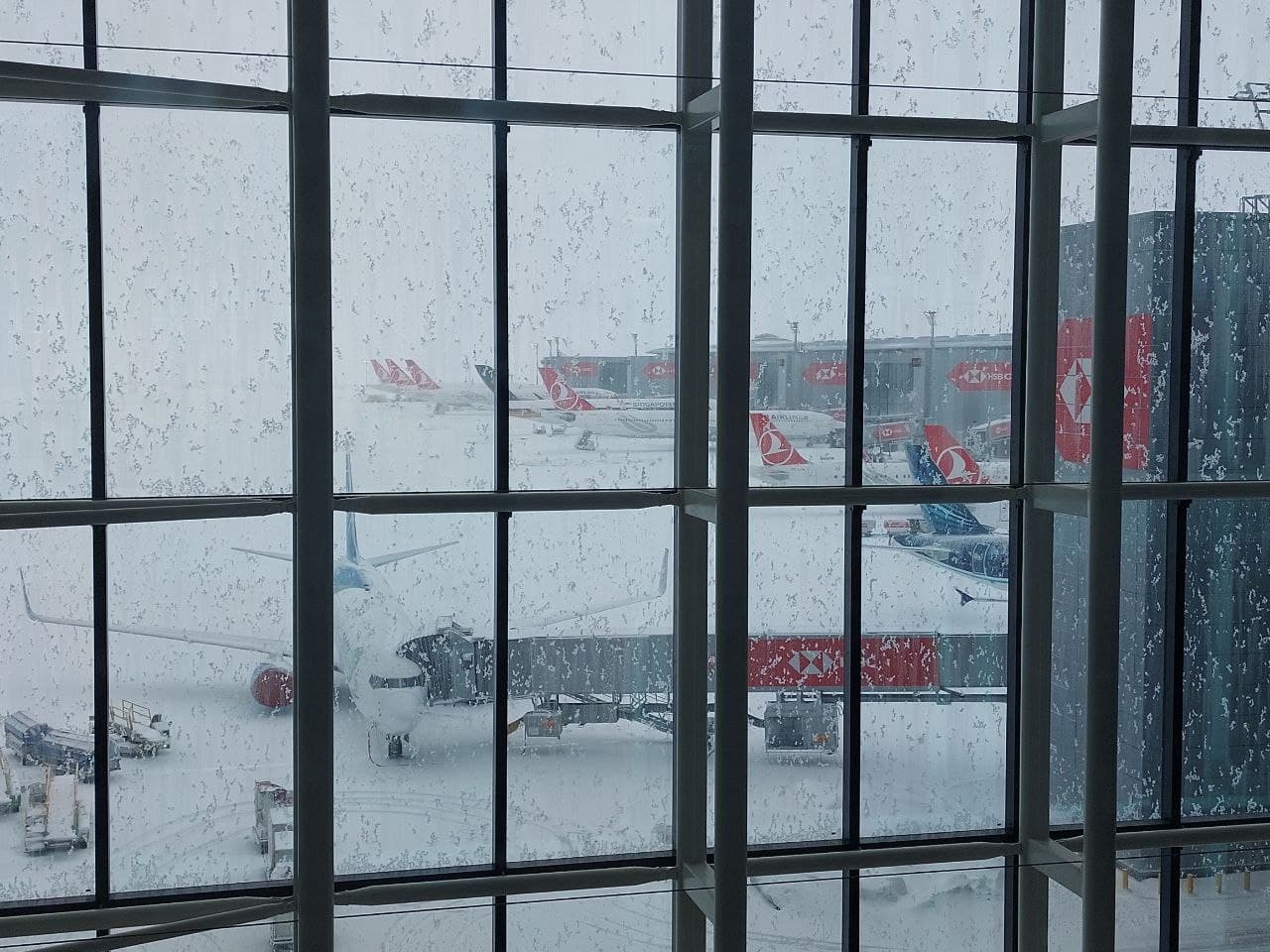 "Перекрили дороги, закрили автовокзали". В аеропорту Стамбула скасовують всі рейси: подробиці