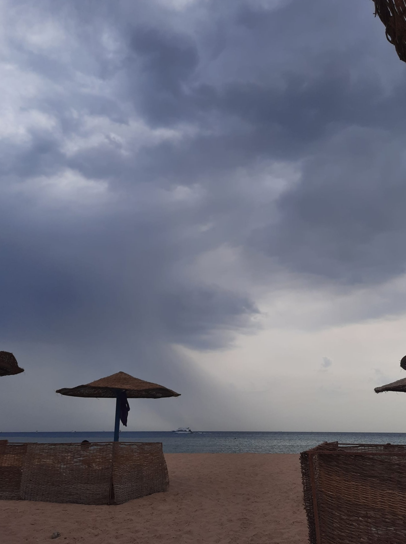 Торнадо, шторм і повені: туристів попередили про загрозиві явища на курортах Туреччини та Єгипту