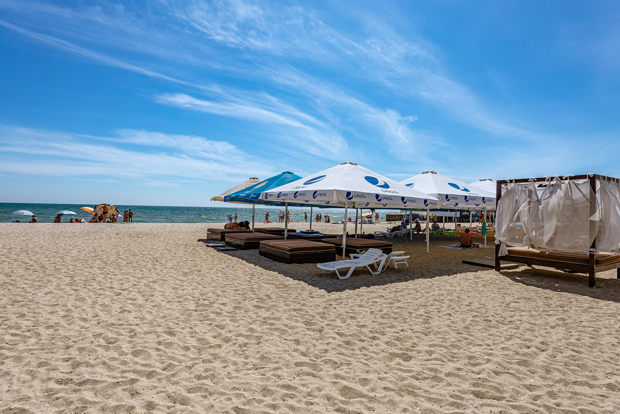 Зниження цін, зростання сервісу та басейни. Як зміняться курорти Азовського моря у 2022 році